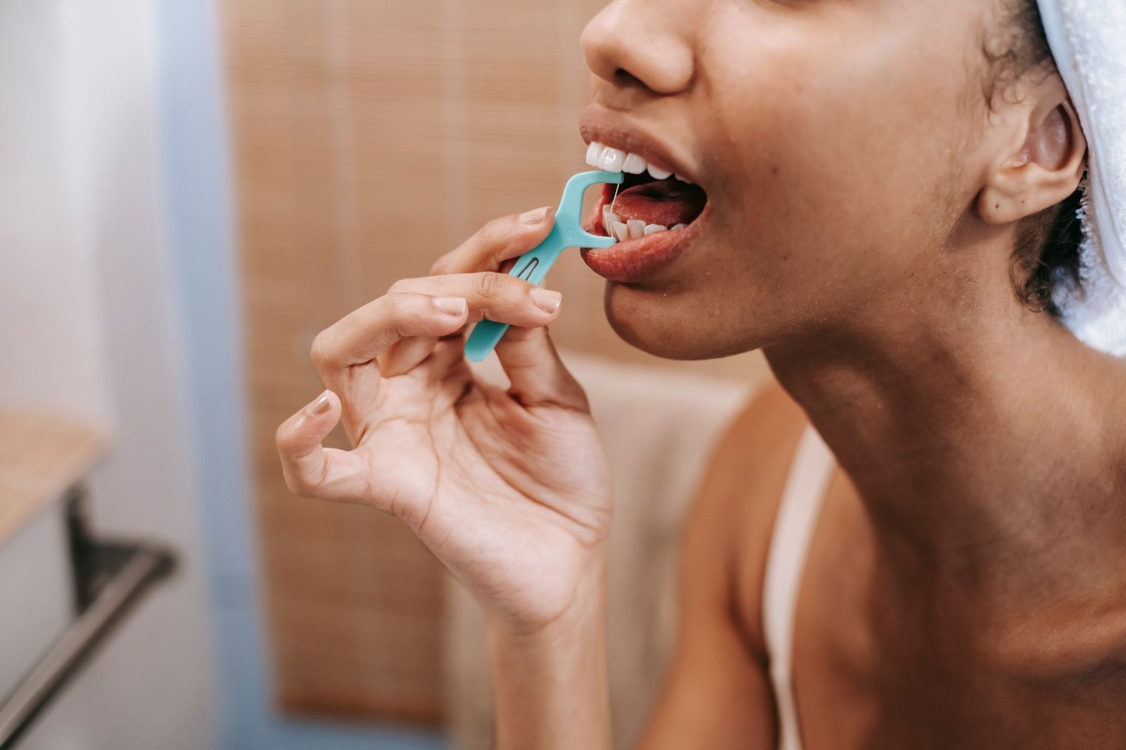 ¿Irrigador o hilo dental? Cuál es mejor para tus encías